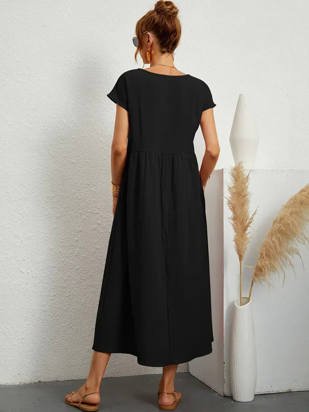 Lora | A midi dress with timeless elegance