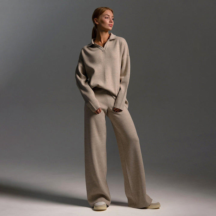 Indy | Damski dres z oversize polo swetrem i szerokimi spodniami w kolorze piaskowym